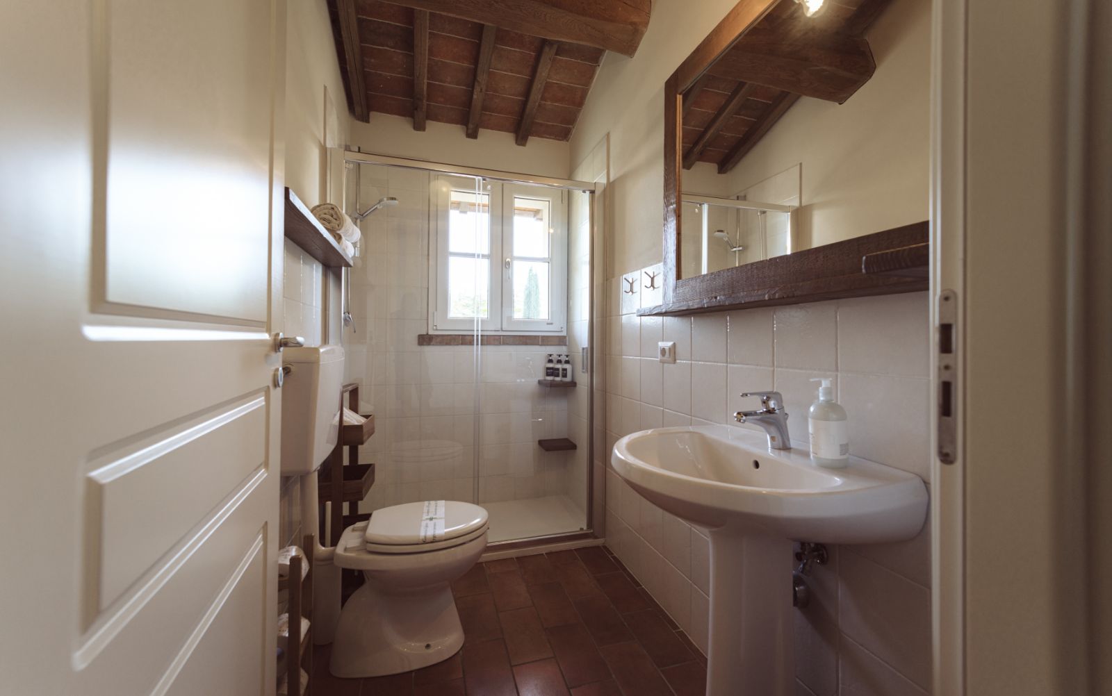 	                Borgo Le Colline, apartment bathroom
